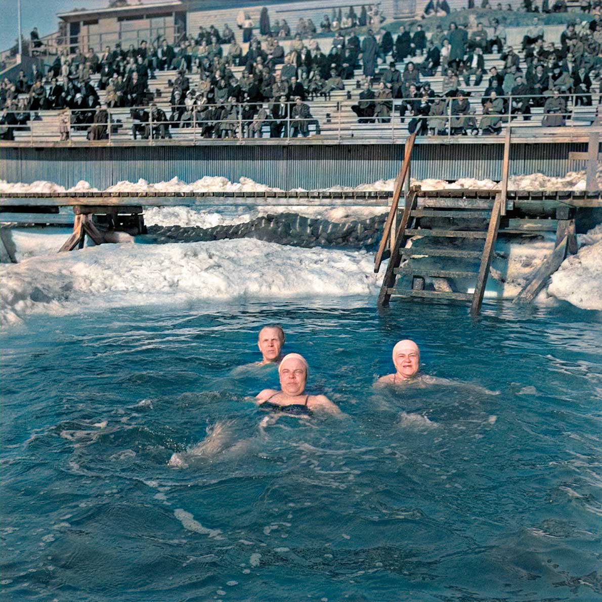 Avantouimareita Humallahden uimalassa kevättalvella 1950. I 