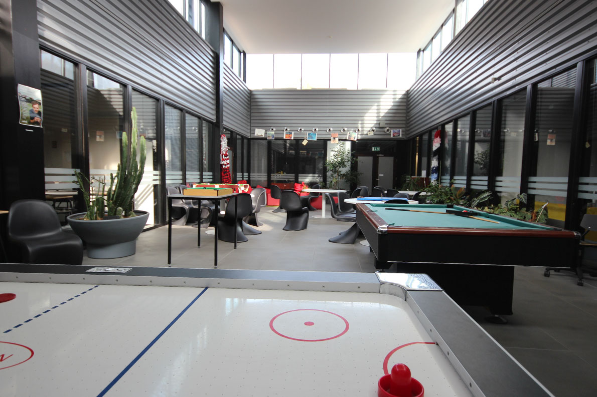 Karakallion koulu, Espoo. "Sisäpiha."