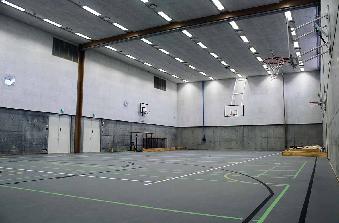 Saunalahden koulun isompi liikuntasali.