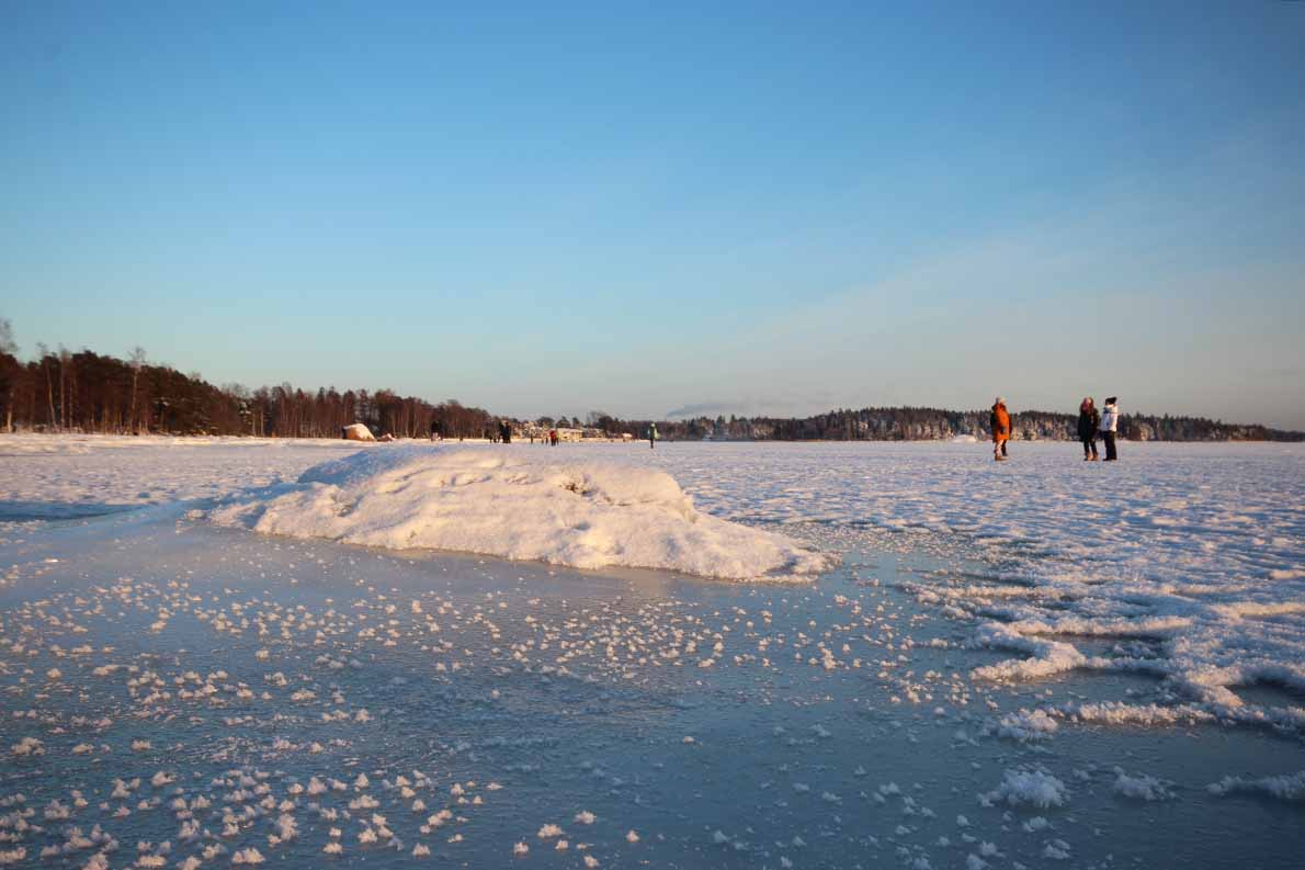 Meren jäällä Haukilahden edustalla.