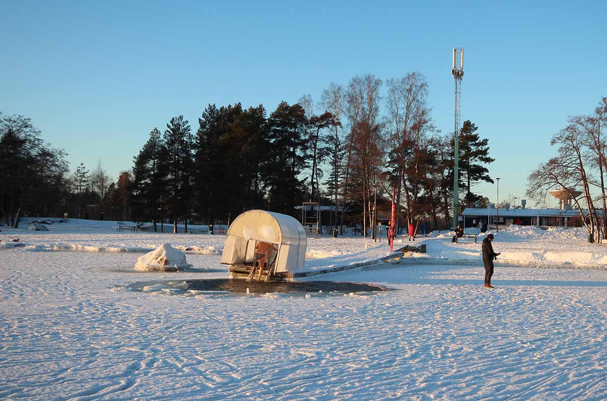 Meren jäällä Haukilahden edustalla.