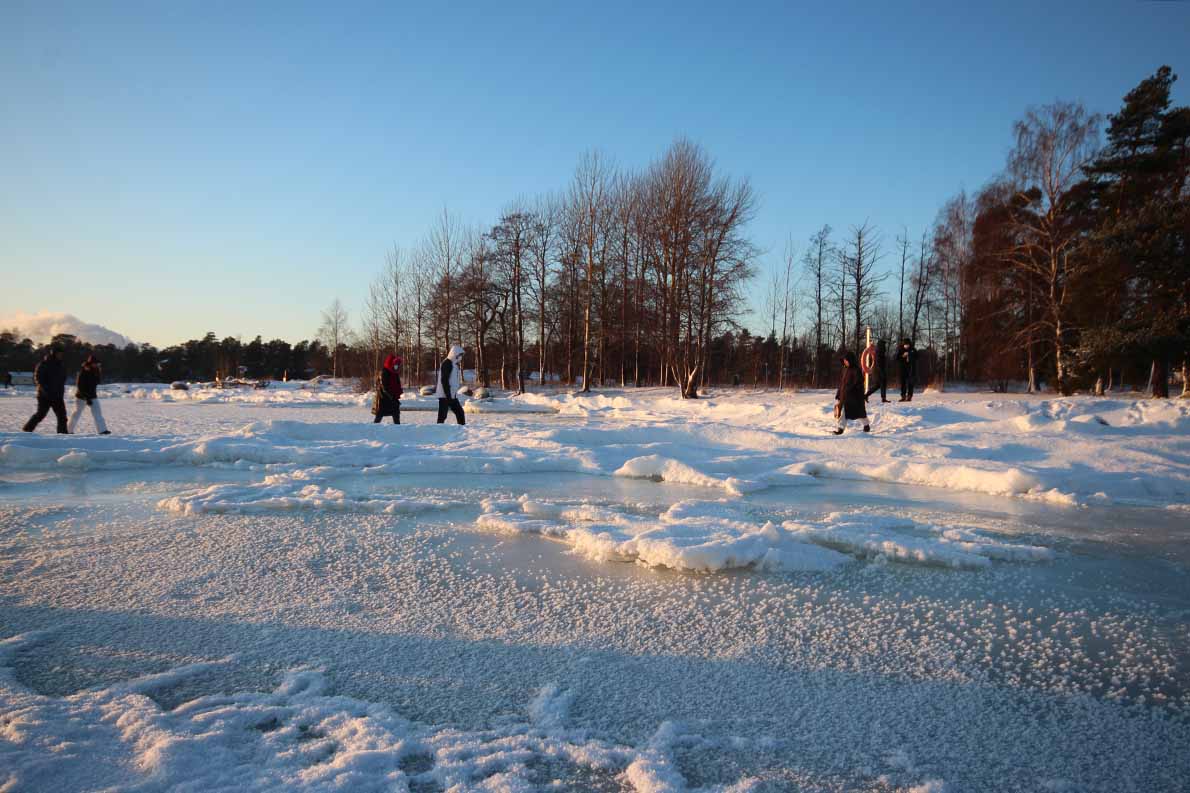 Meren jäällä Haukilahden edustalla.