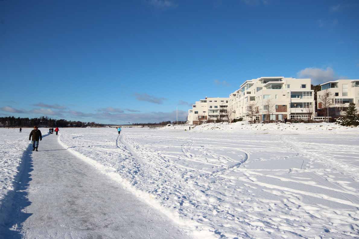 Meren jäällä Kivenlahden edustalla