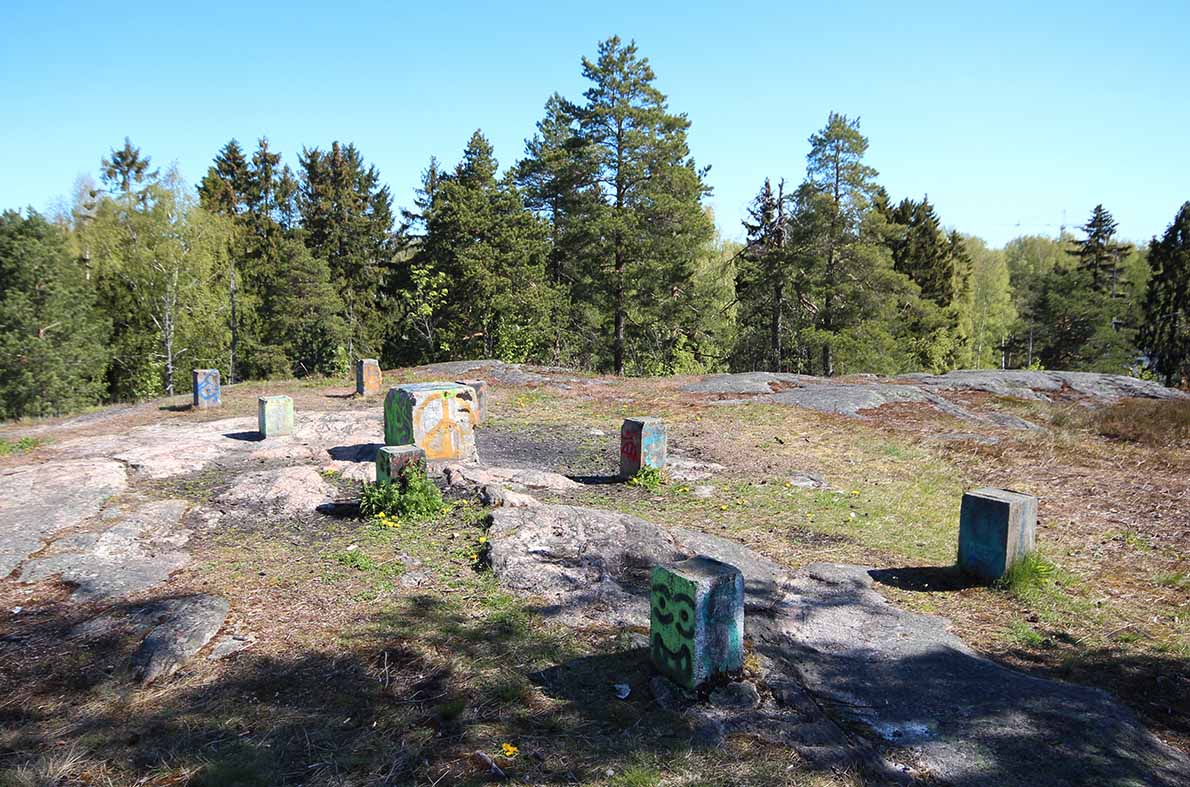 Kuvassa keskellä kaukana Vuosaaren tornitalo.