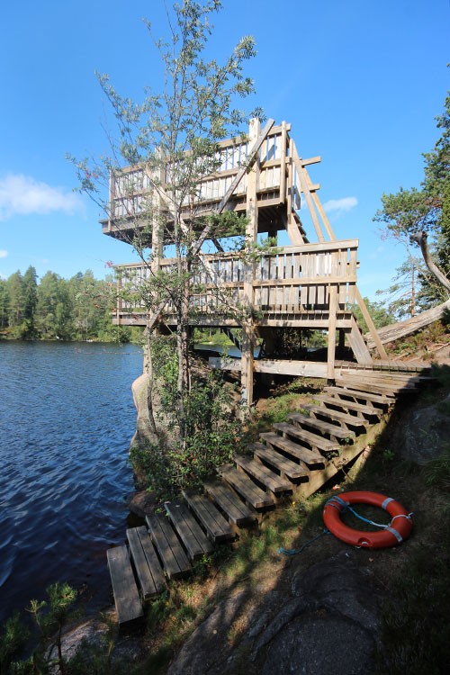Karskogin uimaranta, hypytornin käynti rantaan.